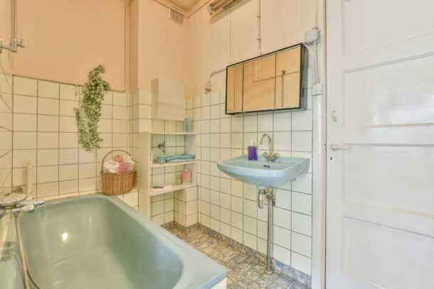 30s-bathroom-610x407.jpg